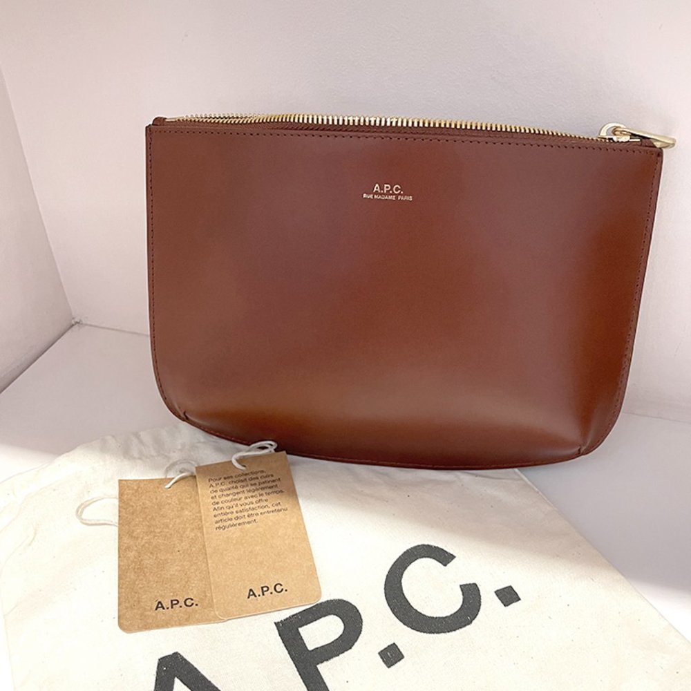 NWT A.P.C POCHETTE SARAH NOISETTE LEATHER POUCH BWORN